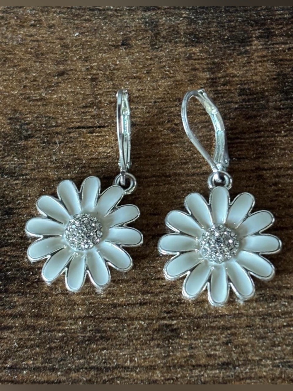 White Daisy Drop Earrings - Brand Unspecified